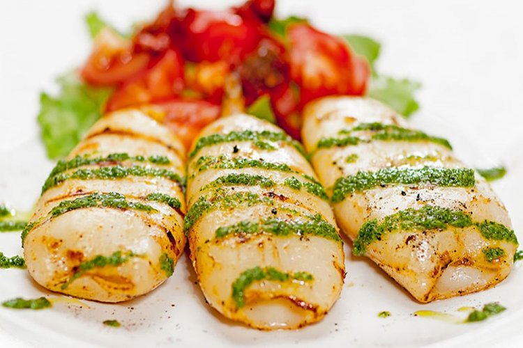 Кальмары с моцареллой и зеленью на гриле