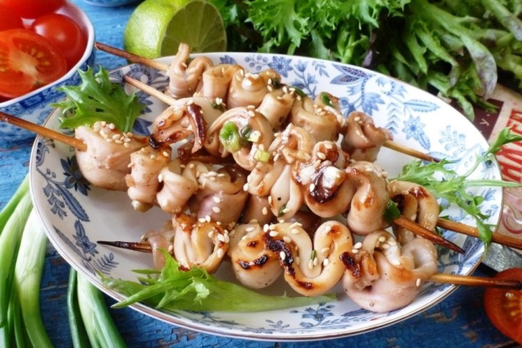 Шашлычки из кальмаров на гриле