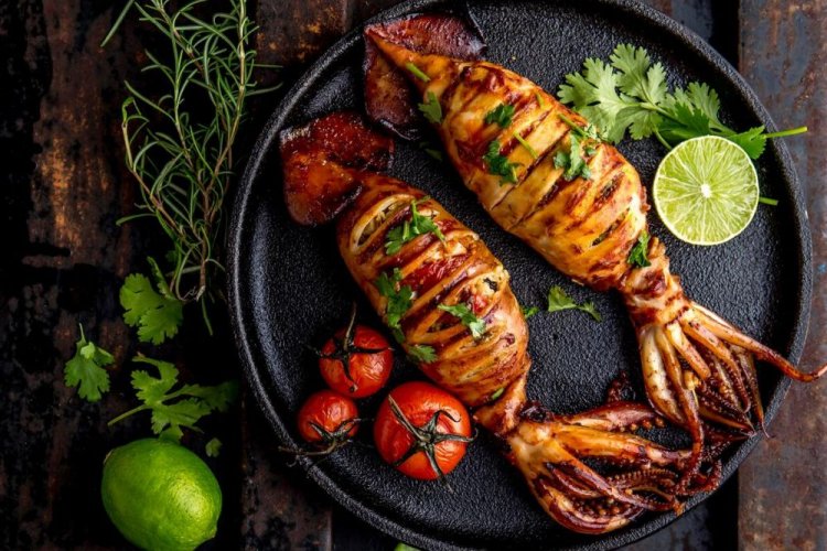 Кальмары на гриле, фаршированные креветками, сыром и помидорами