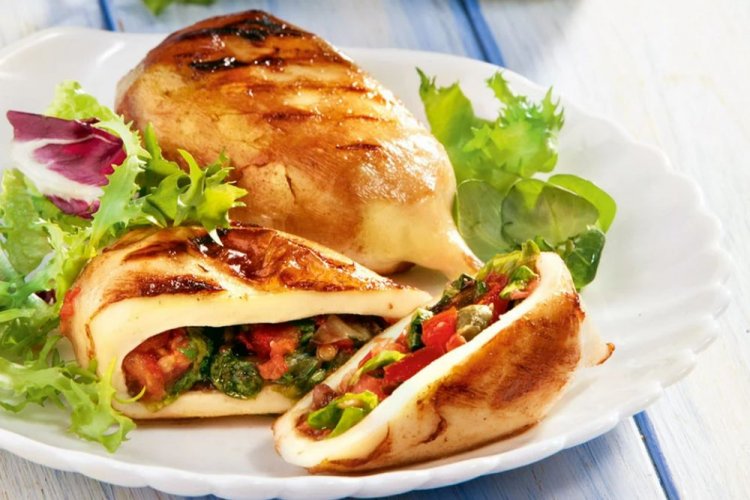 Кальмары на гриле, фаршированные овощами