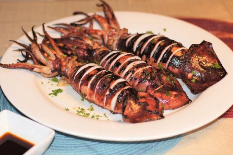 Кальмары с майонезом и чесноком на гриле