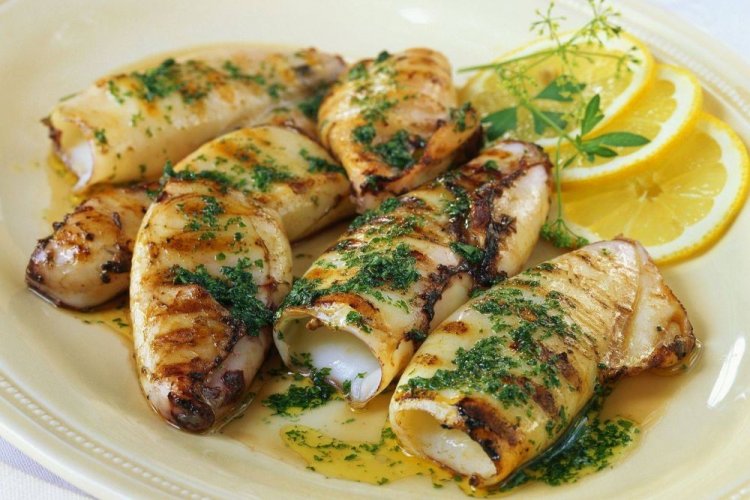 Кальмары на гриле в чесночном соусе