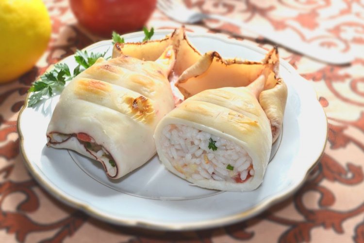Кальмары на гриле, фаршированные рисом и овощами
