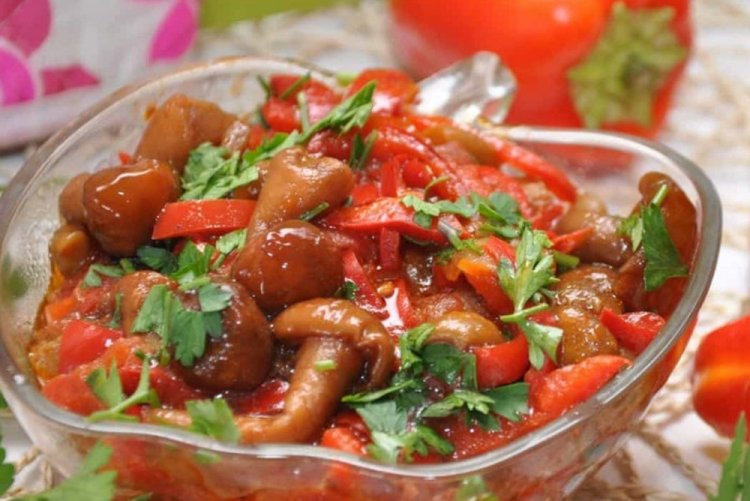 Салат с маслятами и болгарским перцем