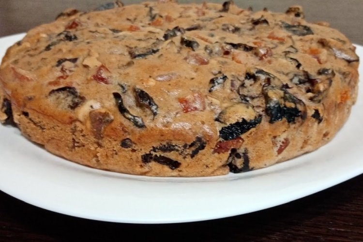 Пирог на молоке с черносливом в мультиварке