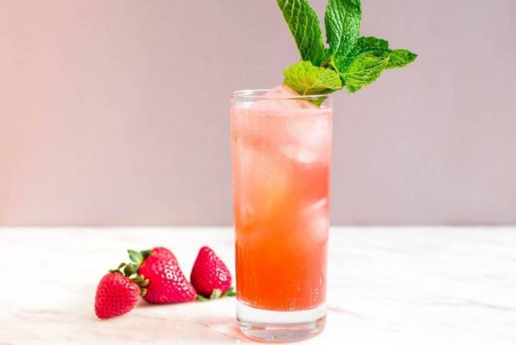 Клубничный коктейль с водкой и мятой