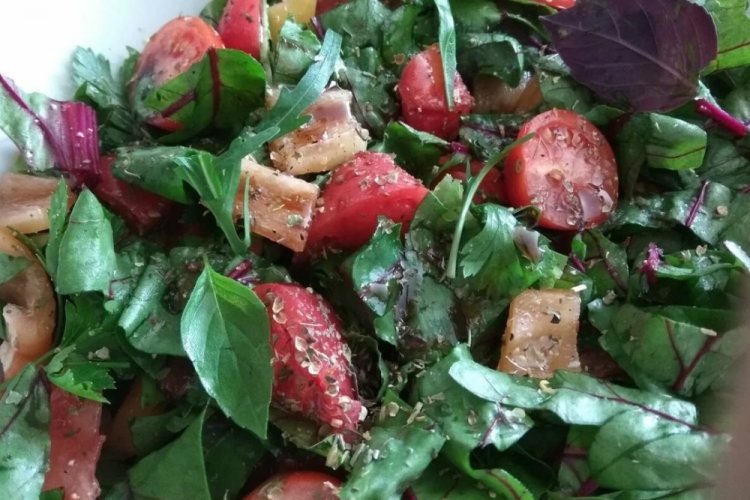 Овощной салат со свекольной ботвой