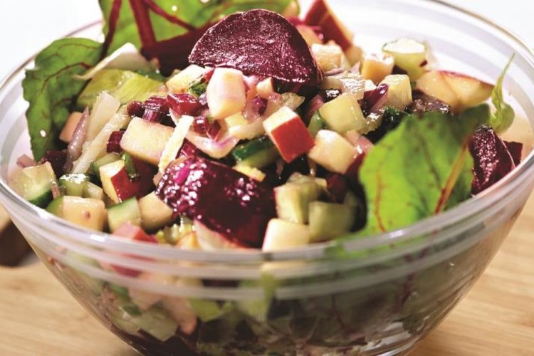 Салат со свекольной ботвой, огурцами и яблоками