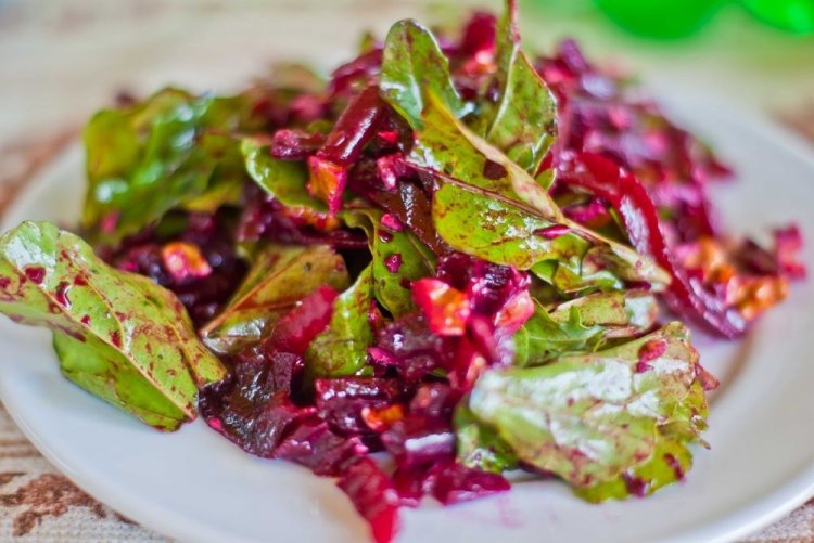 Салат со свекольной ботвой и орехами