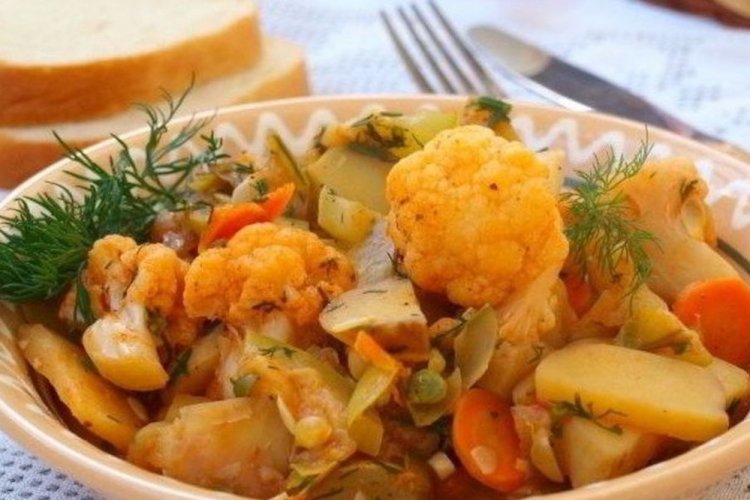 Овощное рагу с кабачками, цветной капустой и картошкой