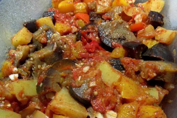 Овощное рагу с кабачками, баклажанами и картошкой