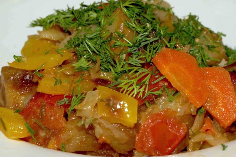 Овощное рагу с кабачками, капустой и картошкой