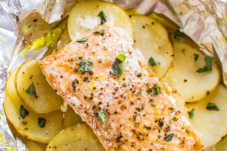 Запеченные стейки из семги с картошкой