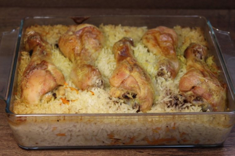 Куриные ножки с рисом и яблоками в духовке