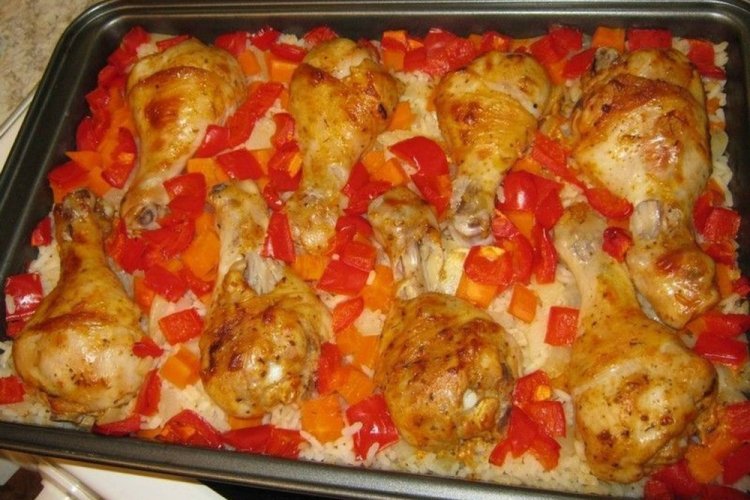 Куриные ножки с рисом и помидорами в духовке
