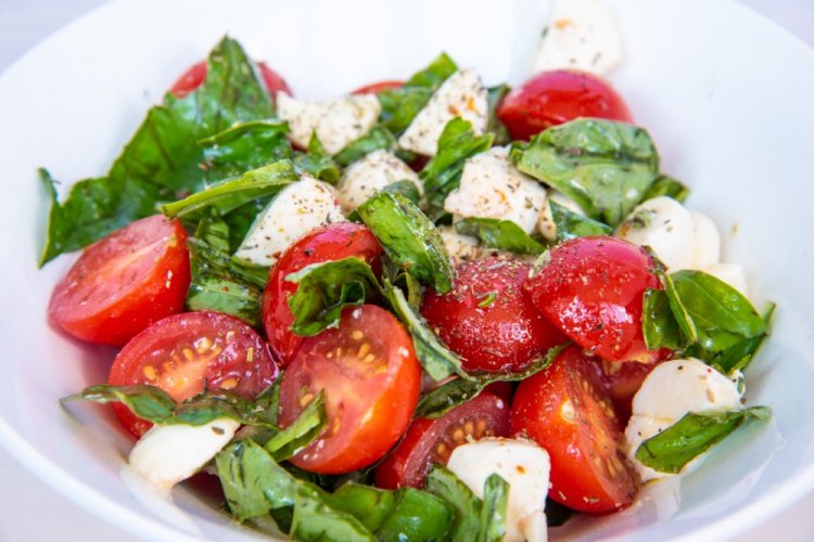Салат с помидорами, шпинатом и моцареллой