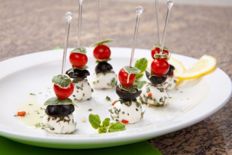 Канапе с моцареллой и маслинами