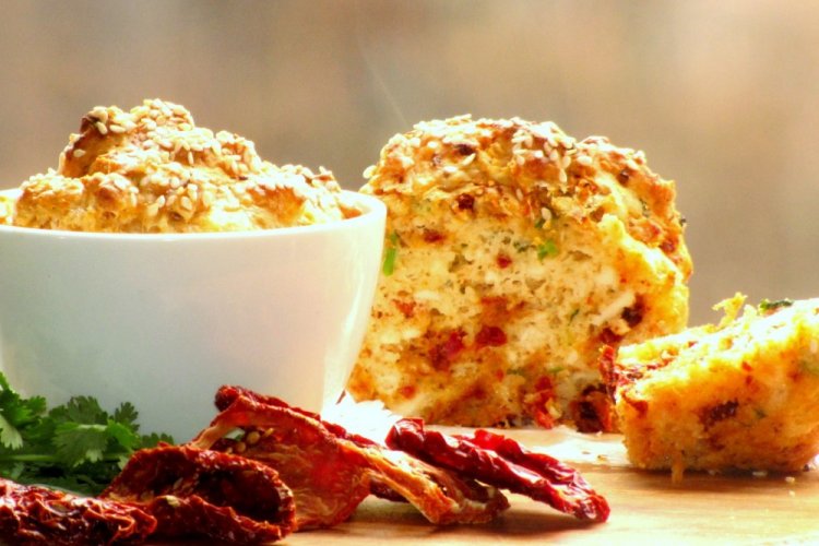 Маффины с моцареллой и вялеными помидорами