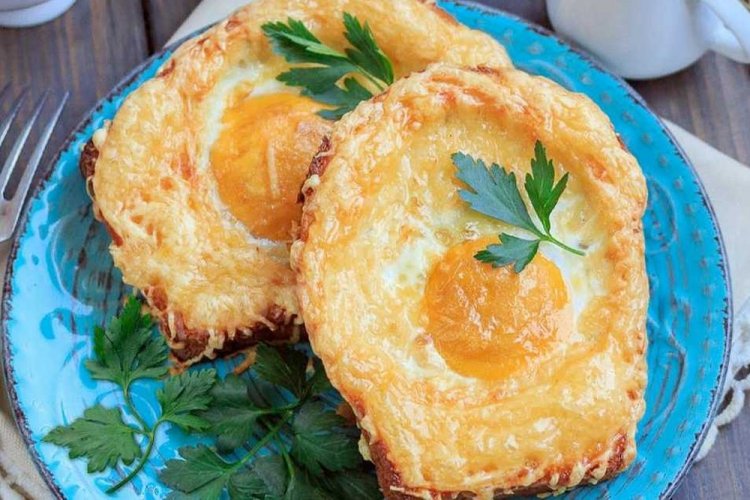 Яйца с моцареллой в духовке