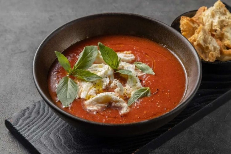 Томатный крем-суп с моцареллой