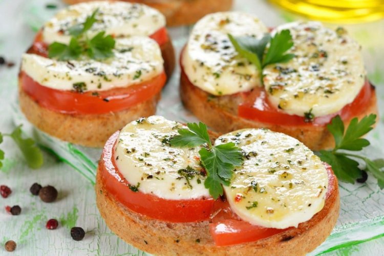 Горячие бутерброды с моцареллой и помидорами