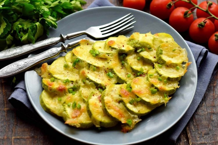 Кабачки с моцареллой в духовке