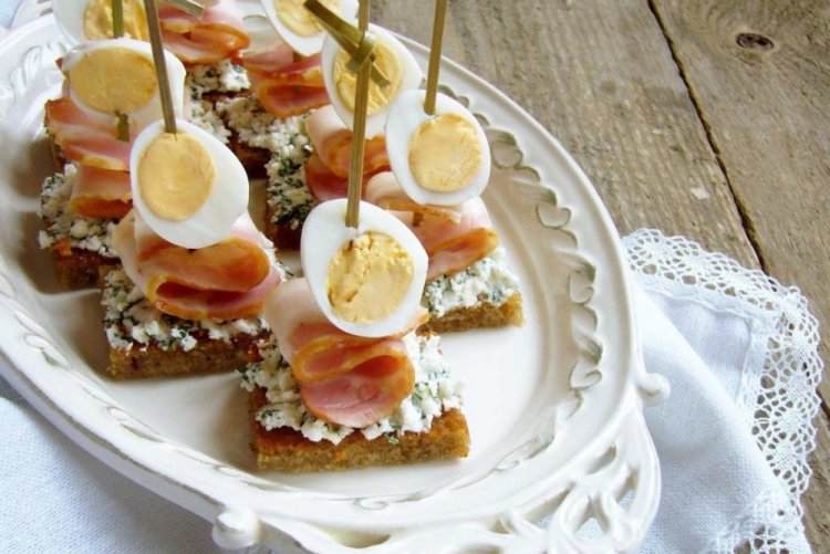 Канапе с беконом и перепелиными яйцами