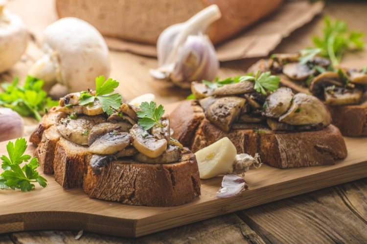 Брускетты с беконом и шампиньонами