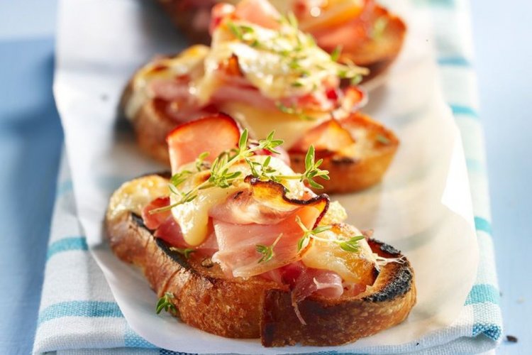 Брускетты с беконом, луком и козьим сыром