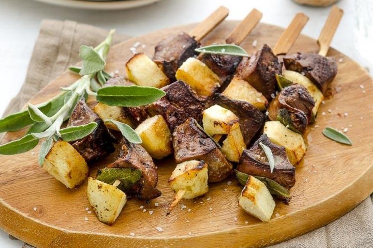 Шашлык из говяжьей печени с яблоками