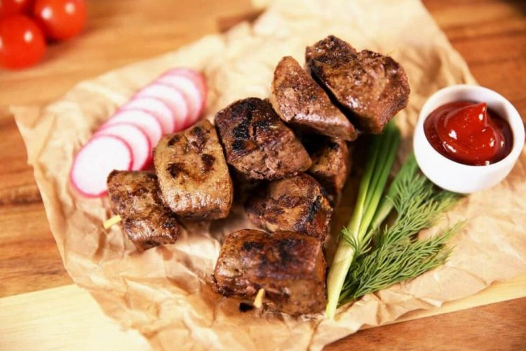 Шашлык из говяжьей печени, маринованной со сметаной и луком