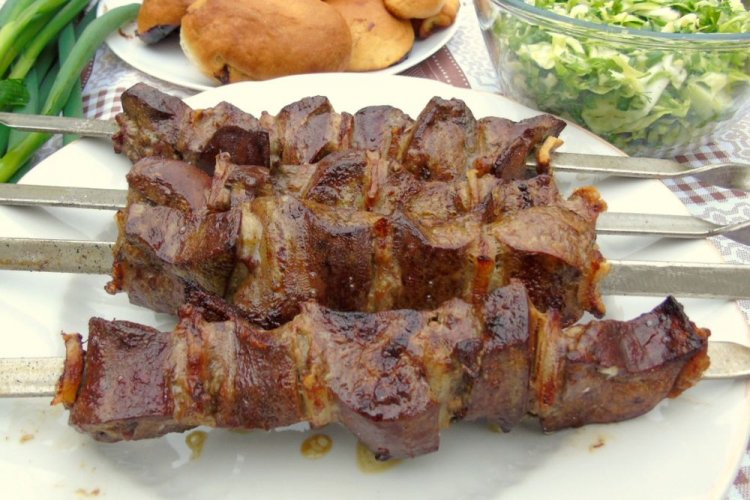 Шашлык из говяжьей печени, маринованной в майонезе с чесноком