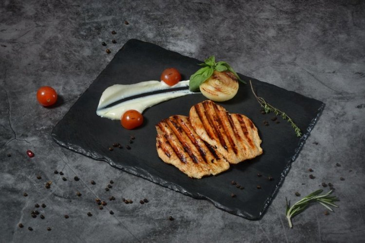 Куриная грудка с майонезом и луком на гриле