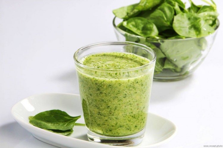 Смузи со шпинатом и миндальным молоком