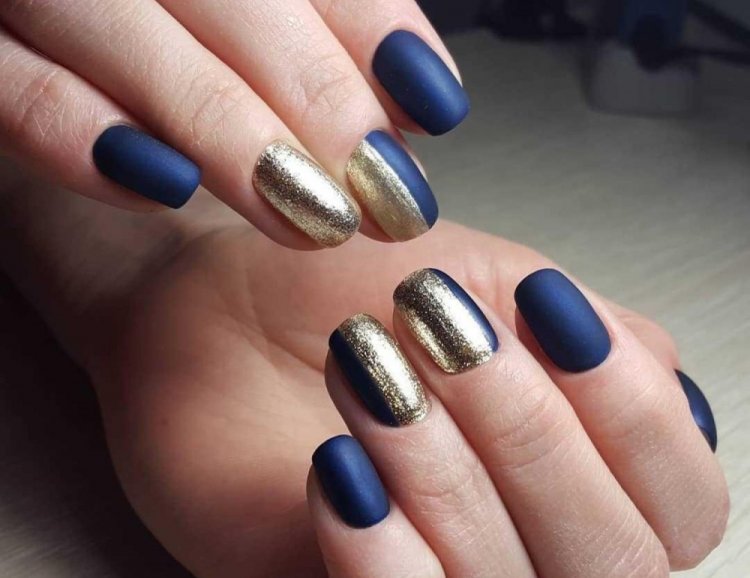 Маникюр «Синий с золотом»
