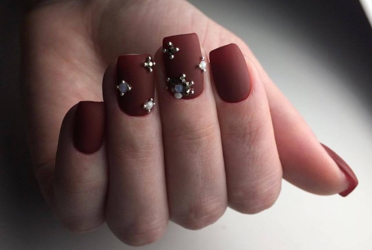 Матовый маникюр со стразами
