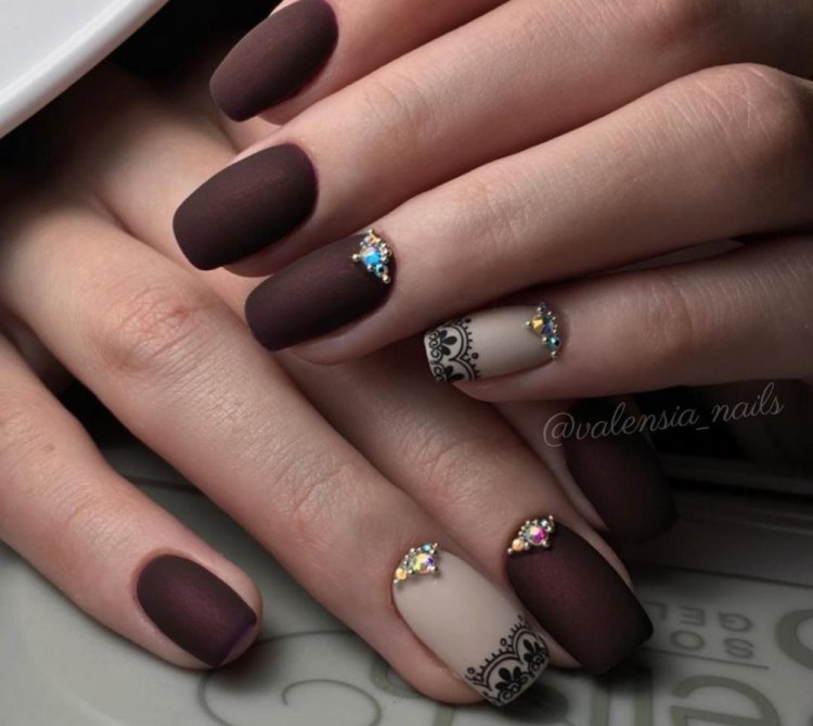 Матовый маникюр со стразами