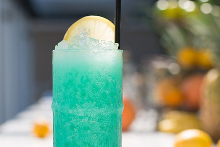 Тропический коктейль с Блю Кюрасао