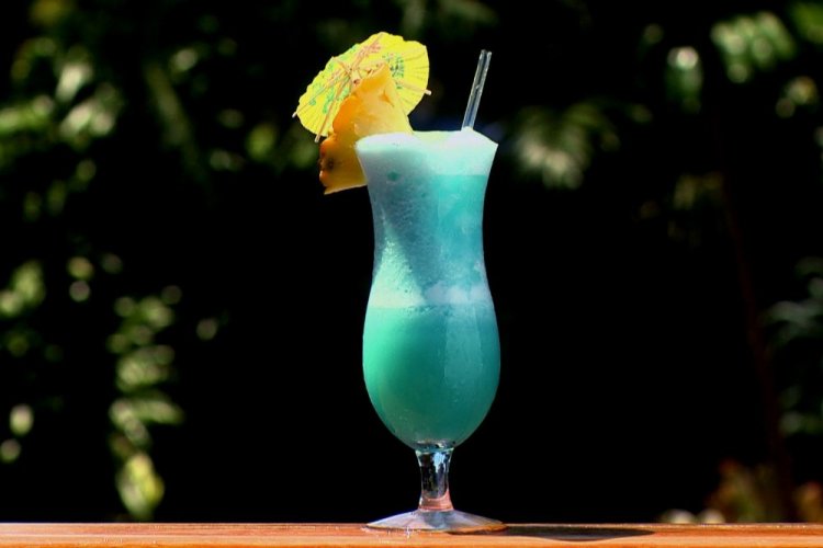 Коктейль с Блю Кюрасао и мороженым