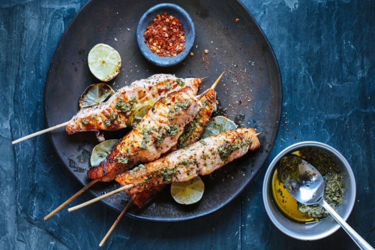 Семга на шпажках, запеченная на гриле