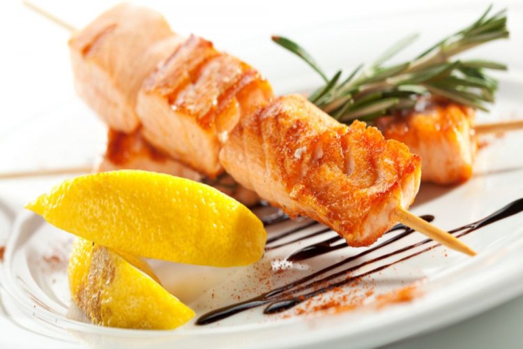 Шашлык из семги в маринаде из меда и лимонного сока