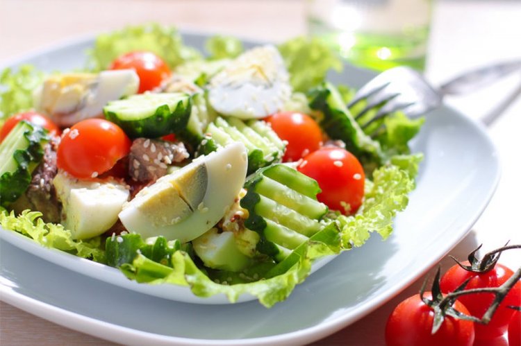 Салат с тунцом, овощами и яйцами