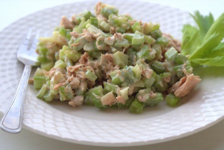 Салат с сельдереем и тунцом