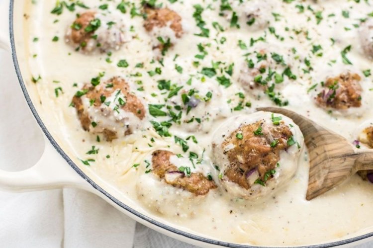 Тефтели с плавленым сыром в сливочном соусе