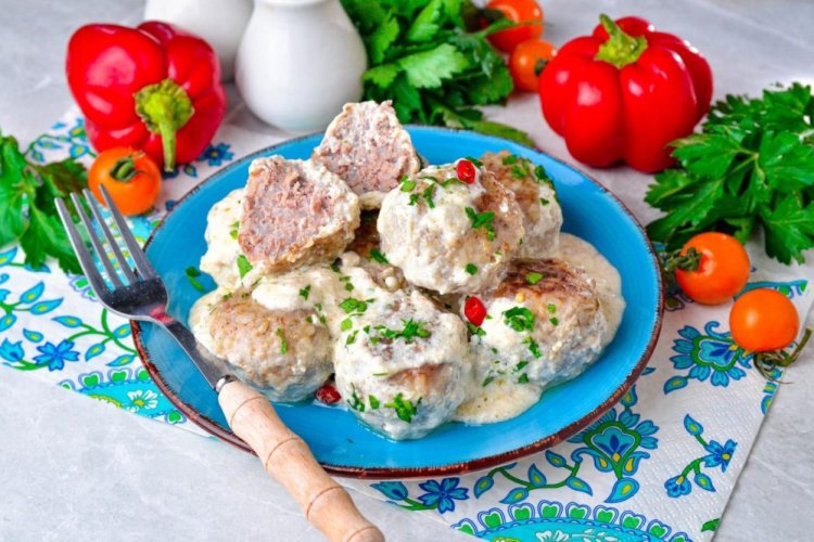 Тефтели с овощами в сливочном соусе
