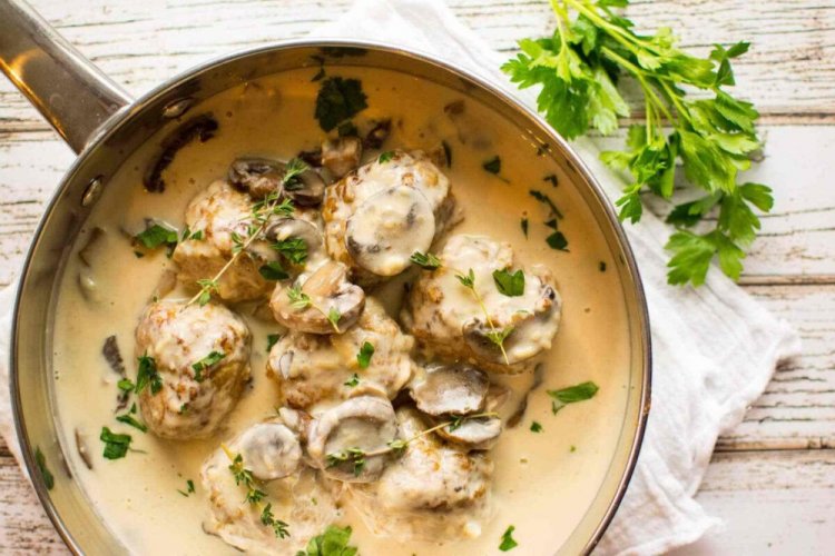 Тефтели с грибами в сливочном соусе