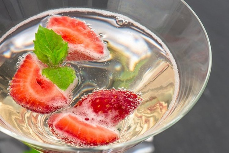 Клубничный мартини с шампанским