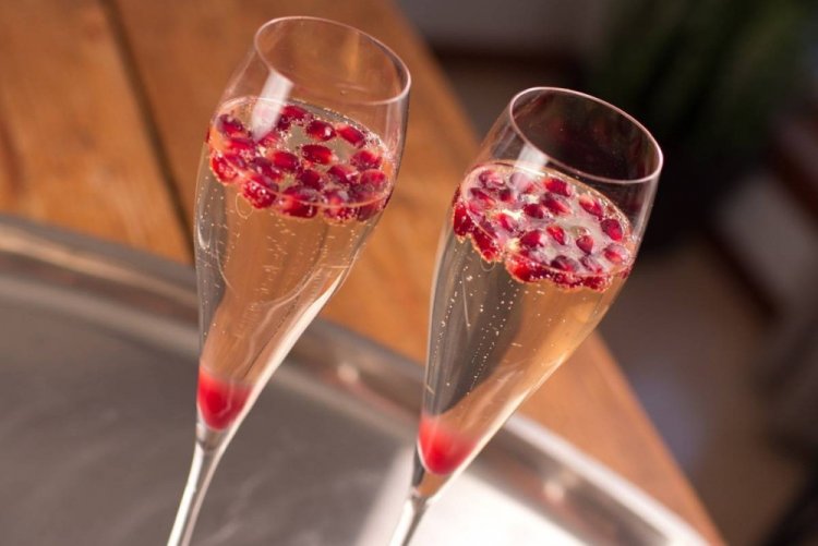Имбирно-гранатовый коктейль с шампанским