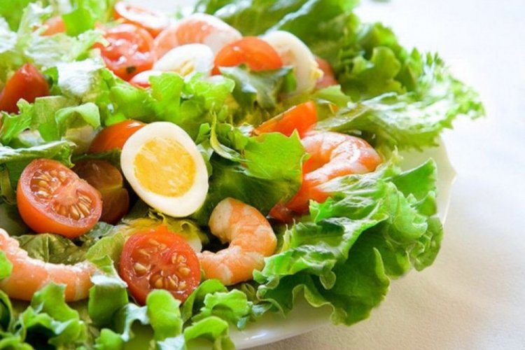 ПП салат с креветками и яйцами