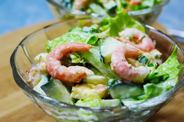 Салат с креветками и огурцами